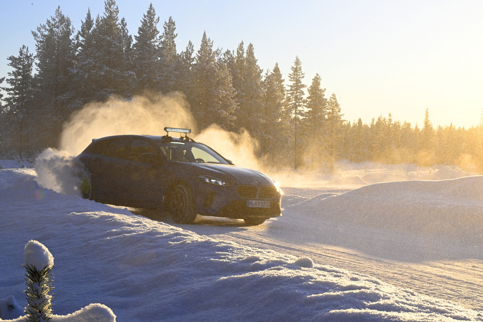 A havas teszteken fontos pontokat hullajtottak el a résztvevők az Auto Bild téli gumi teszt 2025-ös vizsgálatai során